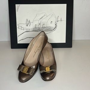 Salvatore Ferragamo Vara Icon Leather Bow Pumps Women’s Size 6